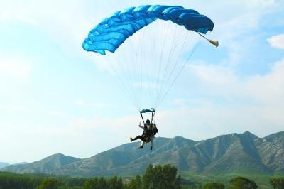 平泉 高空跳傘項目助推旅游產(chǎn)業(yè)升級